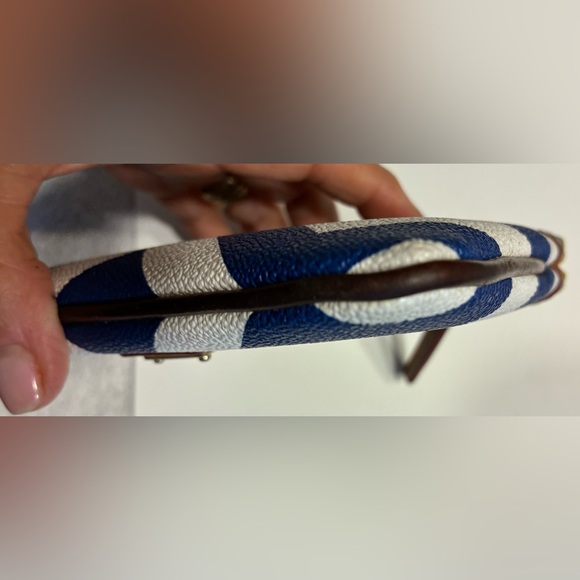 Dooney & Bourke EUC Blue and White Chevron Change Purse - Picture 9 of 12